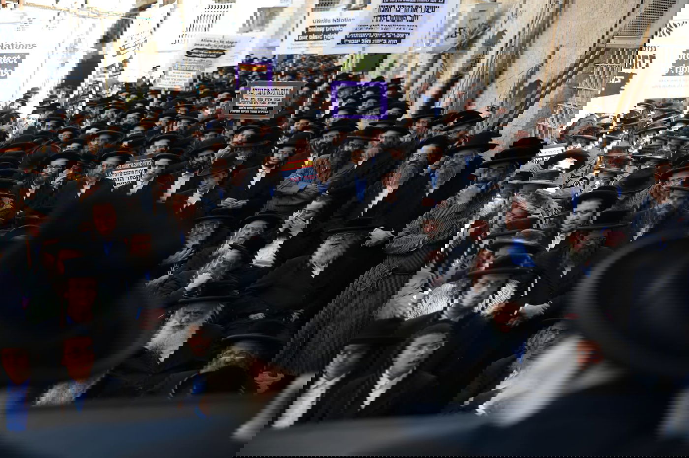 זקני ירושלים צעדו בתוך כלובי ברזל; הצעירים חסמו כבישים