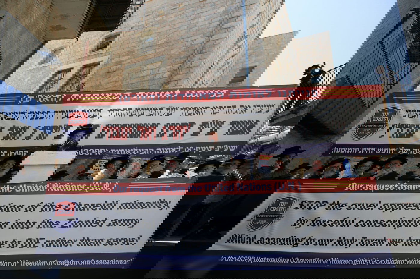 זקני ירושלים צעדו בתוך כלובי ברזל; הצעירים חסמו כבישים