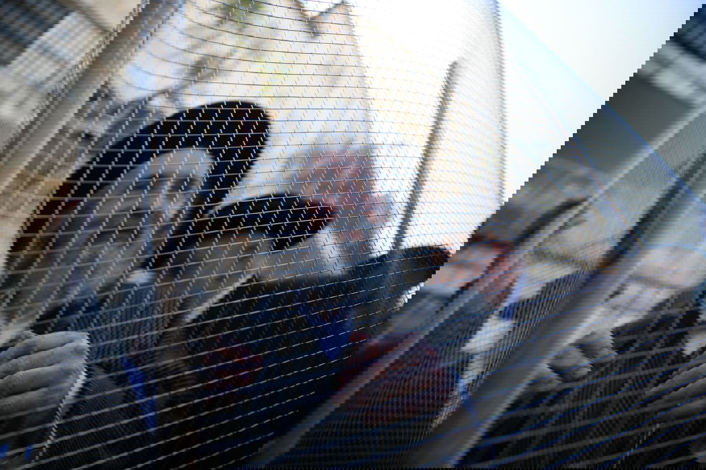 זקני ירושלים צעדו בתוך כלובי ברזל; הצעירים חסמו כבישים