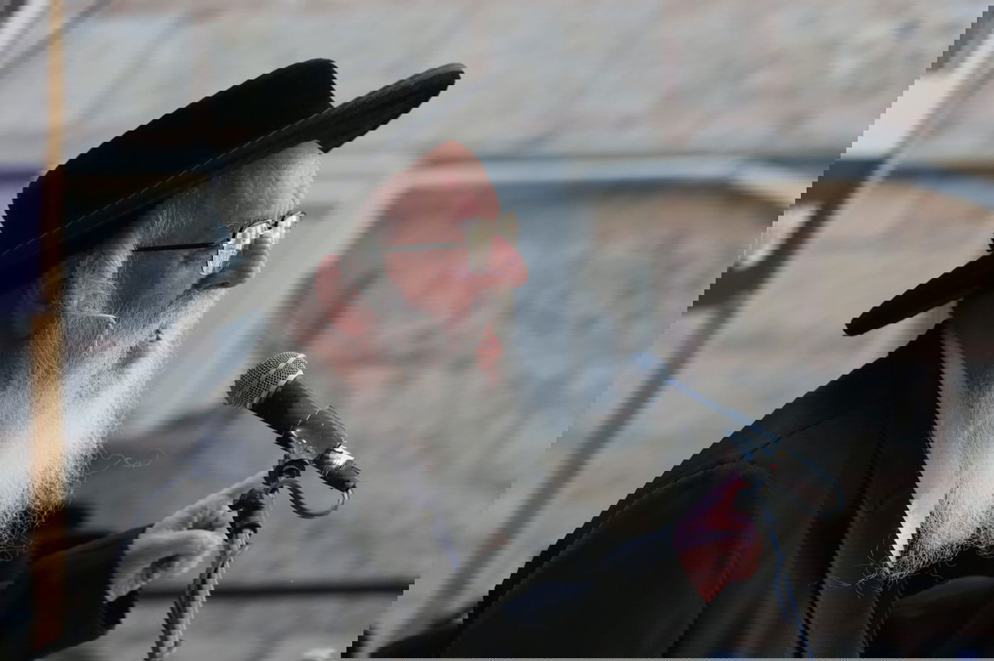 זקני ירושלים צעדו בתוך כלובי ברזל; הצעירים חסמו כבישים