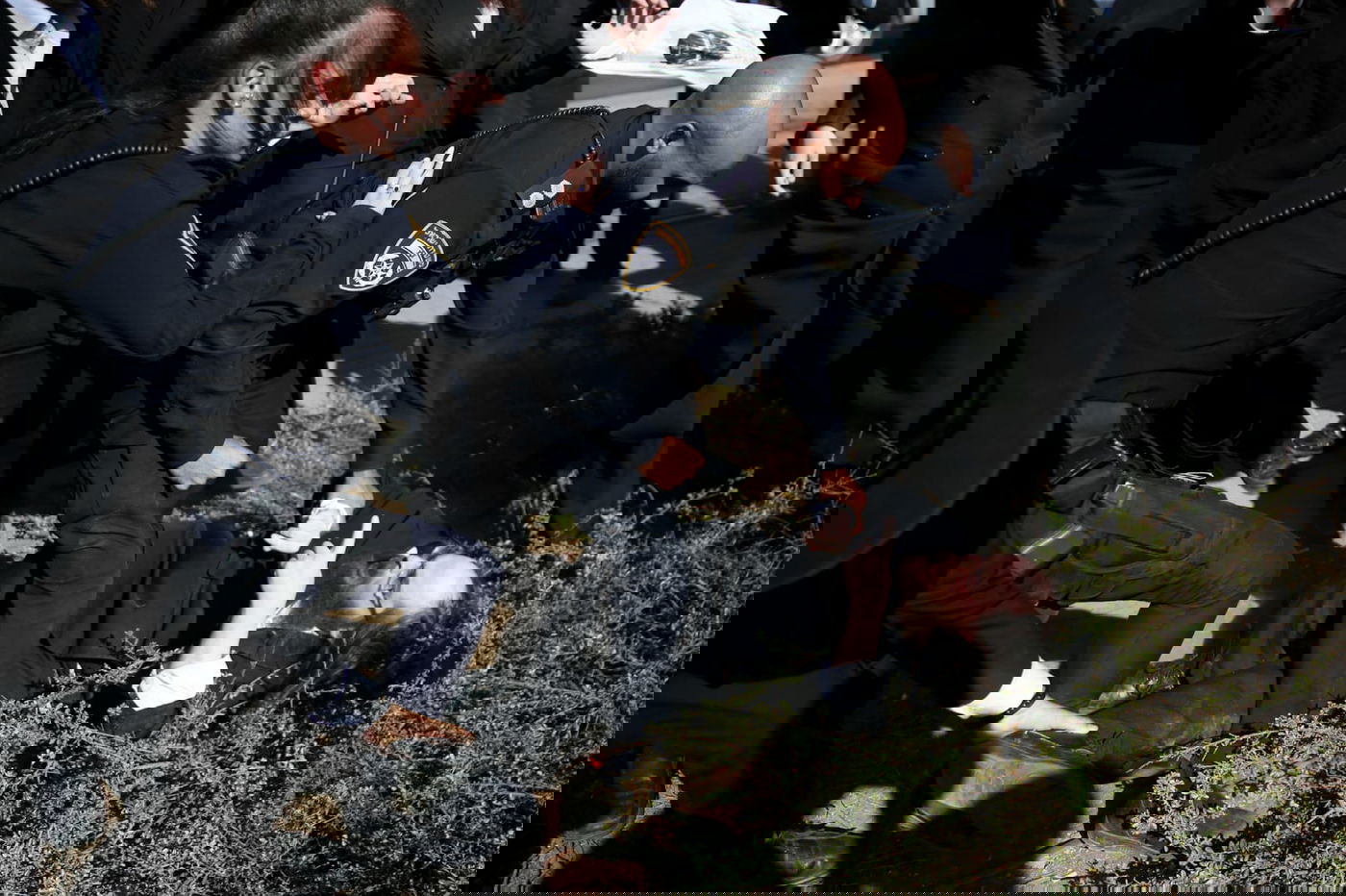 זקני ירושלים צעדו בתוך כלובי ברזל; הצעירים חסמו כבישים