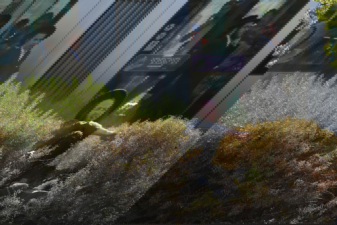 זקני ירושלים צעדו בתוך כלובי ברזל; הצעירים חסמו כבישים