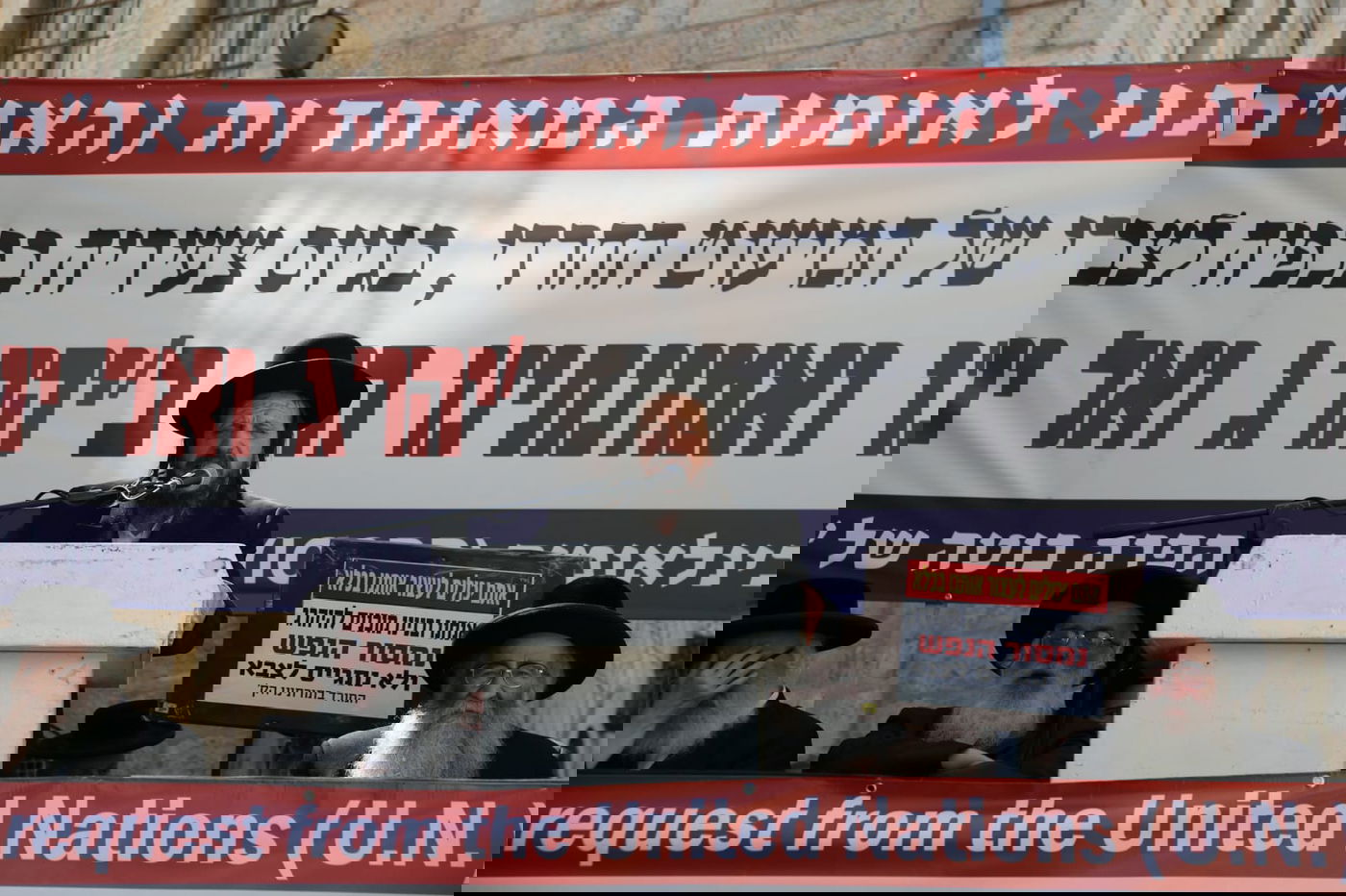 זקני ירושלים צעדו בתוך כלובי ברזל; הצעירים חסמו כבישים