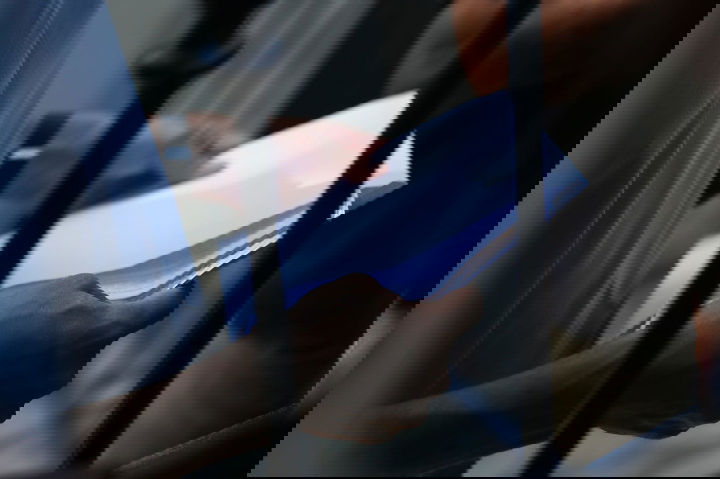 זקני ירושלים צעדו בתוך כלובי ברזל; הצעירים חסמו כבישים