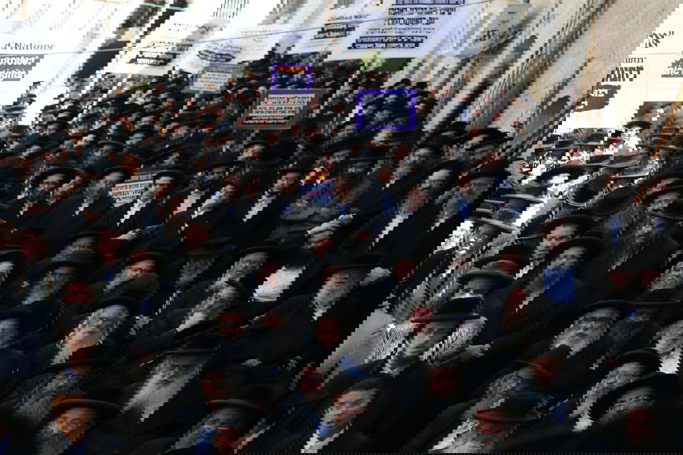 זקני ירושלים צעדו בתוך כלובי ברזל; הצעירים חסמו כבישים