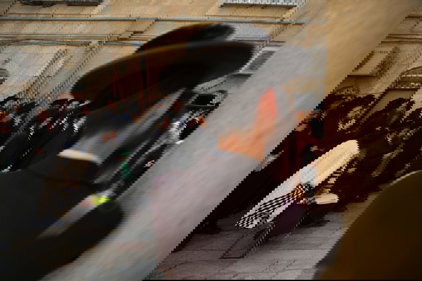 זקני ירושלים צעדו בתוך כלובי ברזל; הצעירים חסמו כבישים