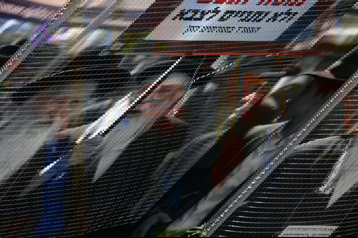 זקני ירושלים צעדו בתוך כלובי ברזל; הצעירים חסמו כבישים