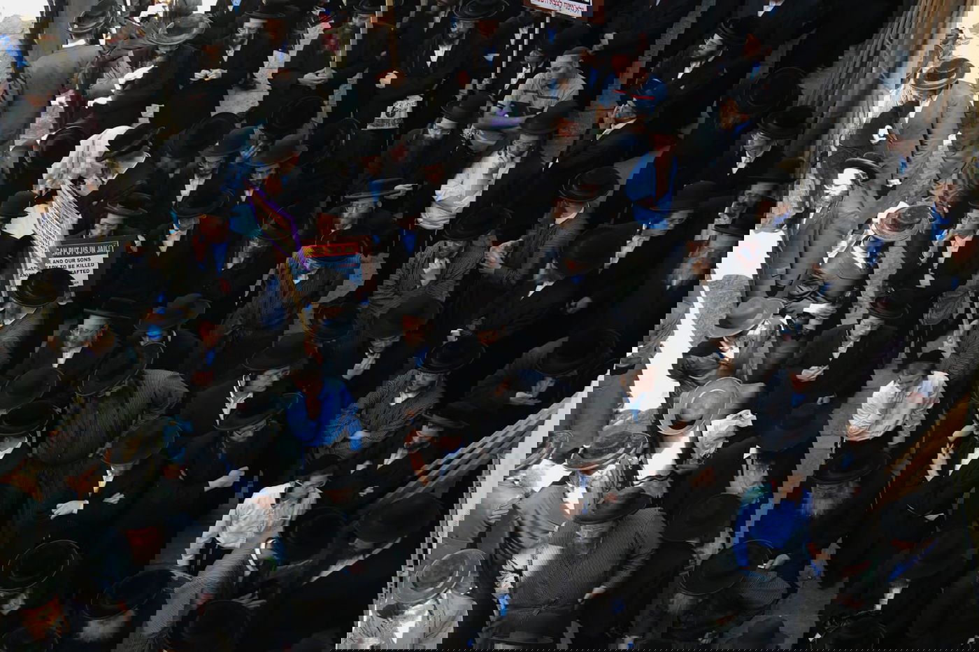 זקני ירושלים צעדו בתוך כלובי ברזל; הצעירים חסמו כבישים