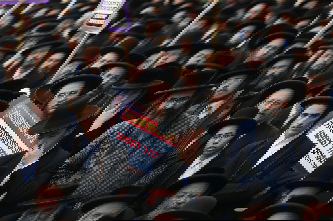 זקני ירושלים צעדו בתוך כלובי ברזל; הצעירים חסמו כבישים