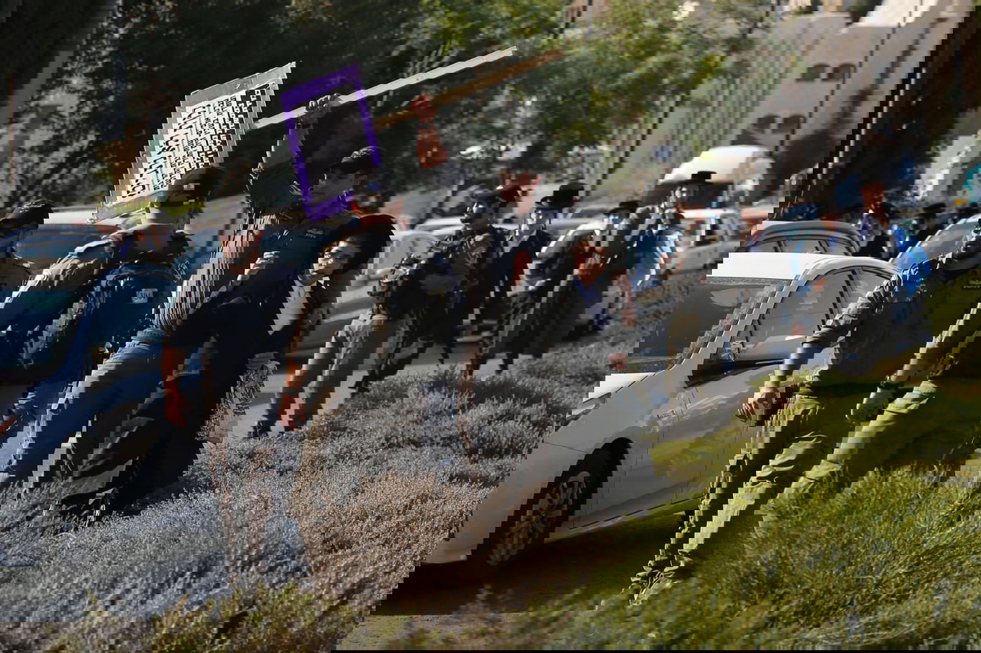 זקני ירושלים צעדו בתוך כלובי ברזל; הצעירים חסמו כבישים