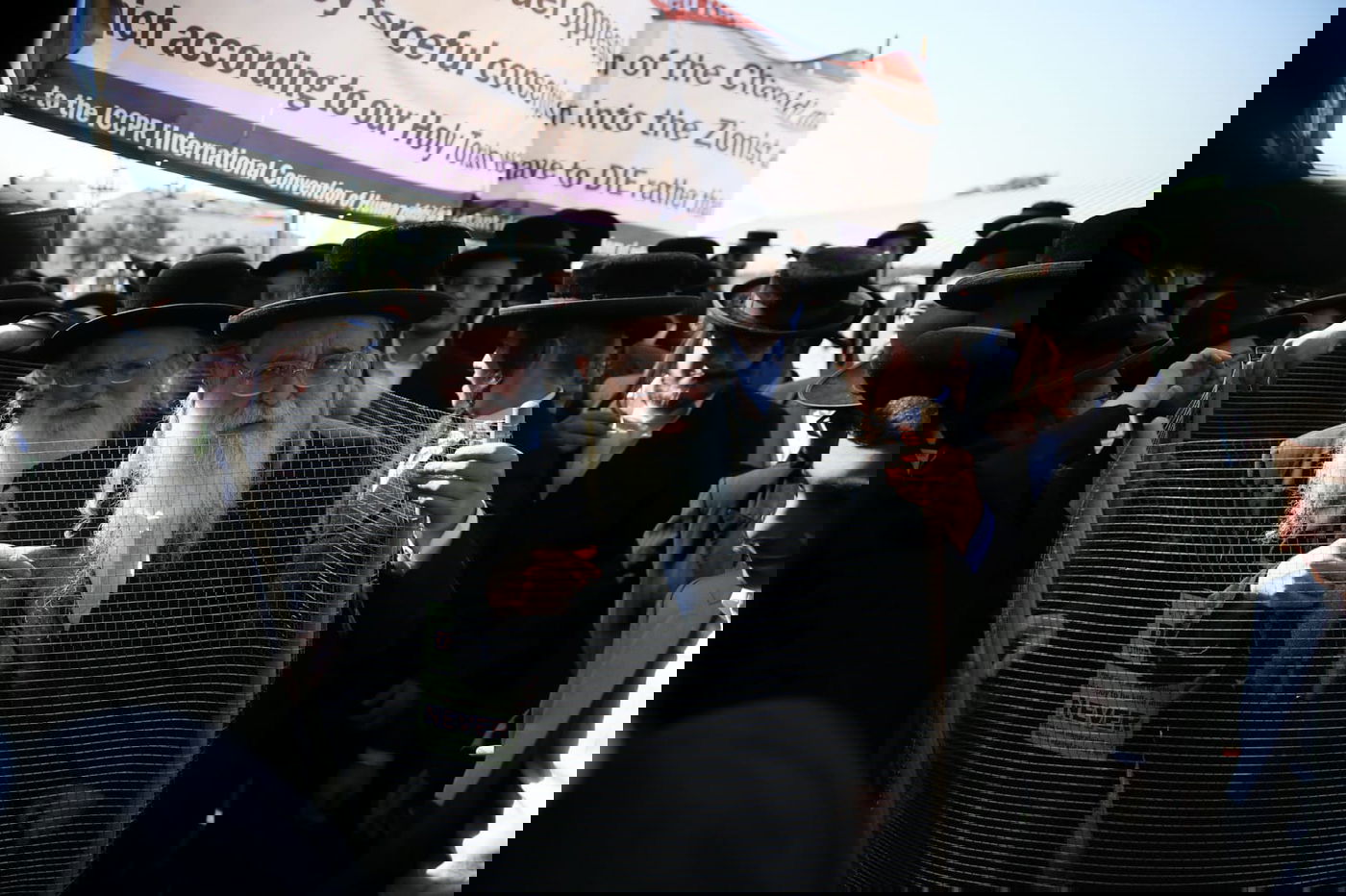 זקני ירושלים צעדו בתוך כלובי ברזל; הצעירים חסמו כבישים