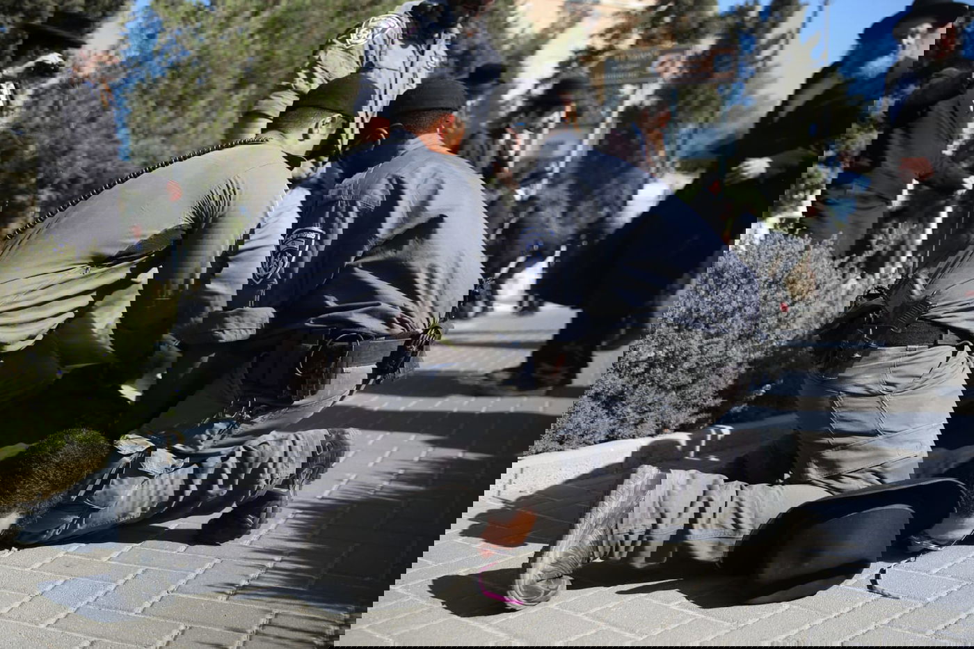 זקני ירושלים צעדו בתוך כלובי ברזל; הצעירים חסמו כבישים