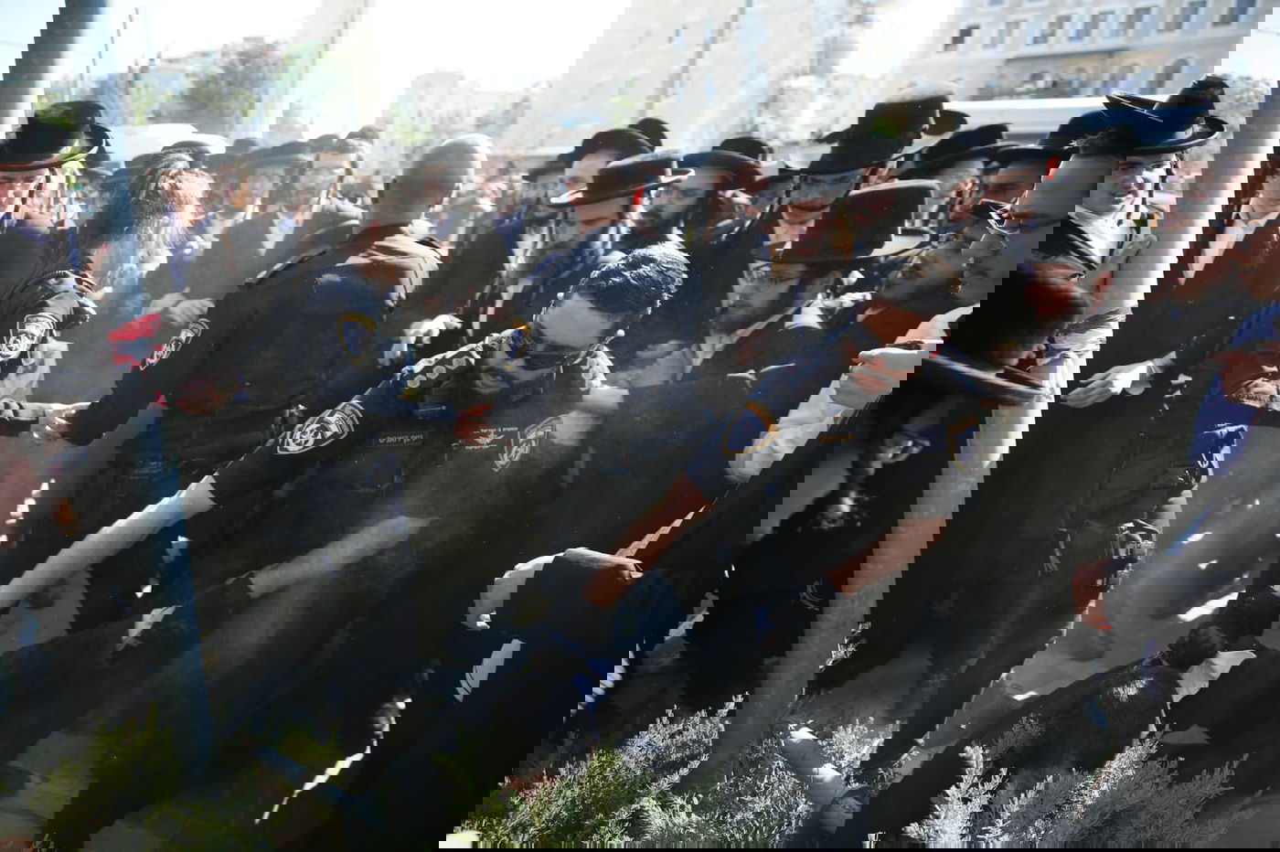 זקני ירושלים צעדו בתוך כלובי ברזל; הצעירים חסמו כבישים