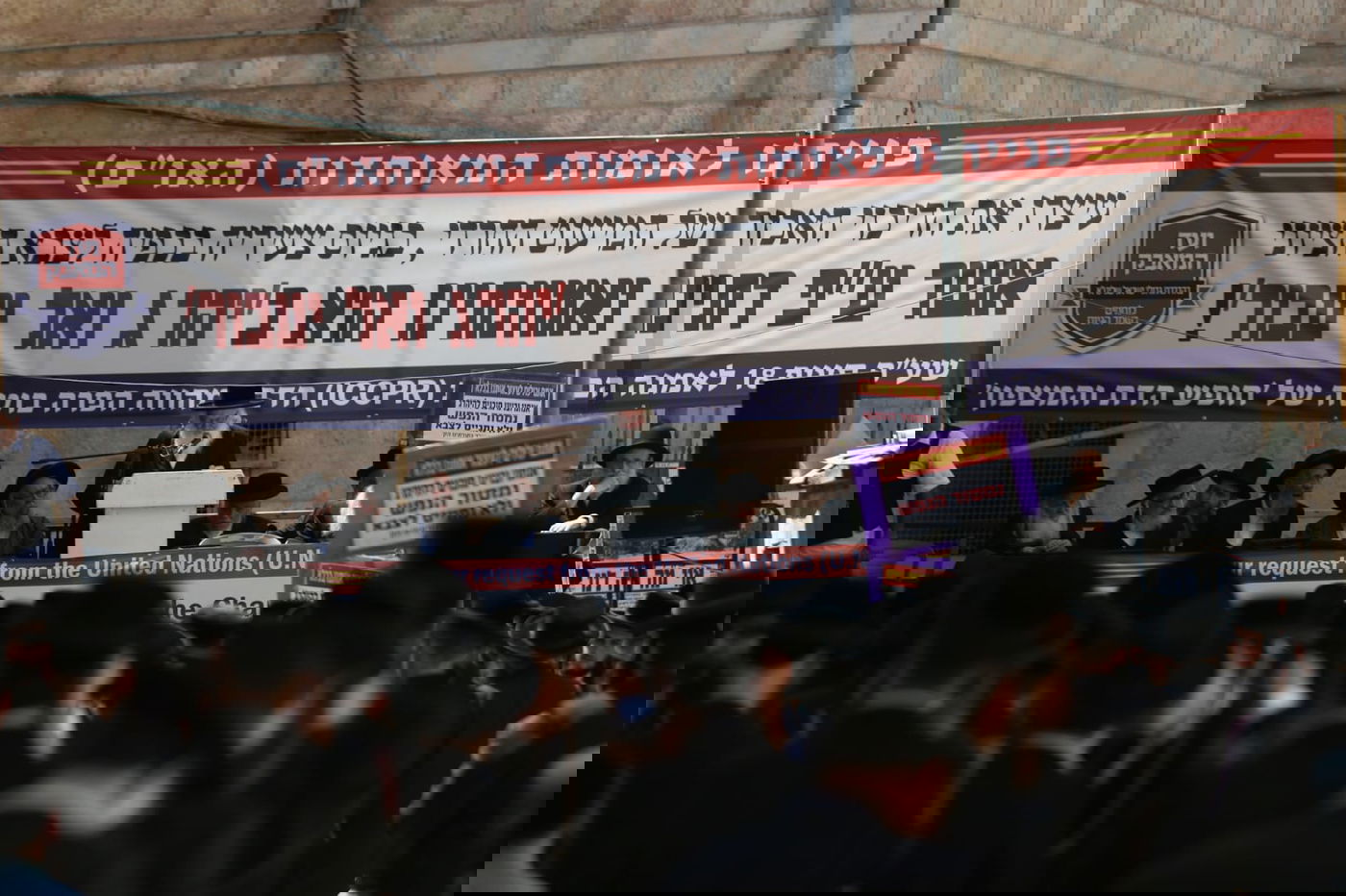 זקני ירושלים צעדו בתוך כלובי ברזל; הצעירים חסמו כבישים