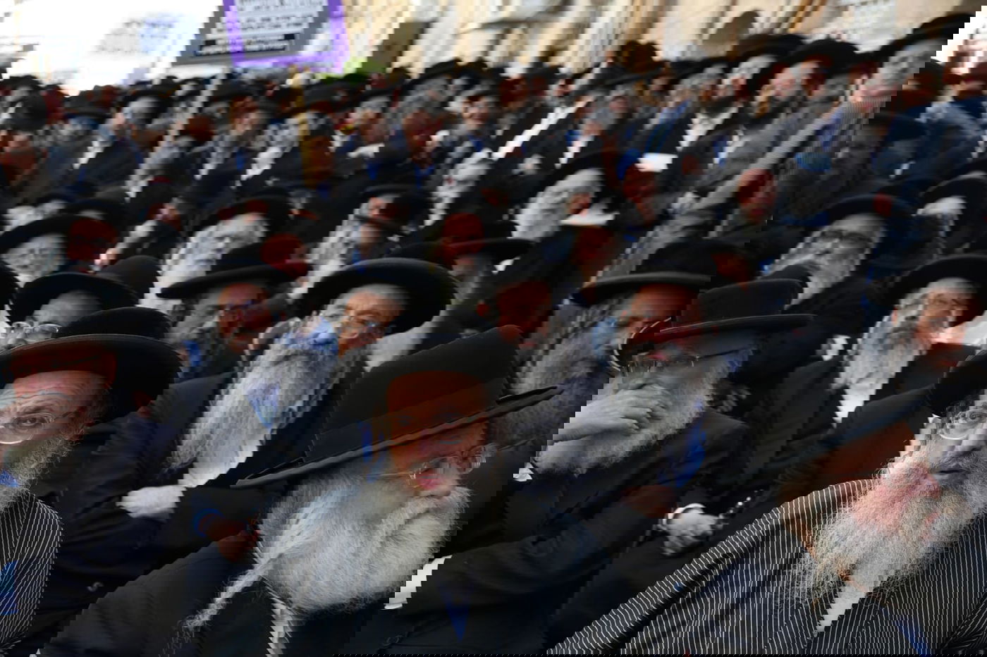 זקני ירושלים צעדו בתוך כלובי ברזל; הצעירים חסמו כבישים