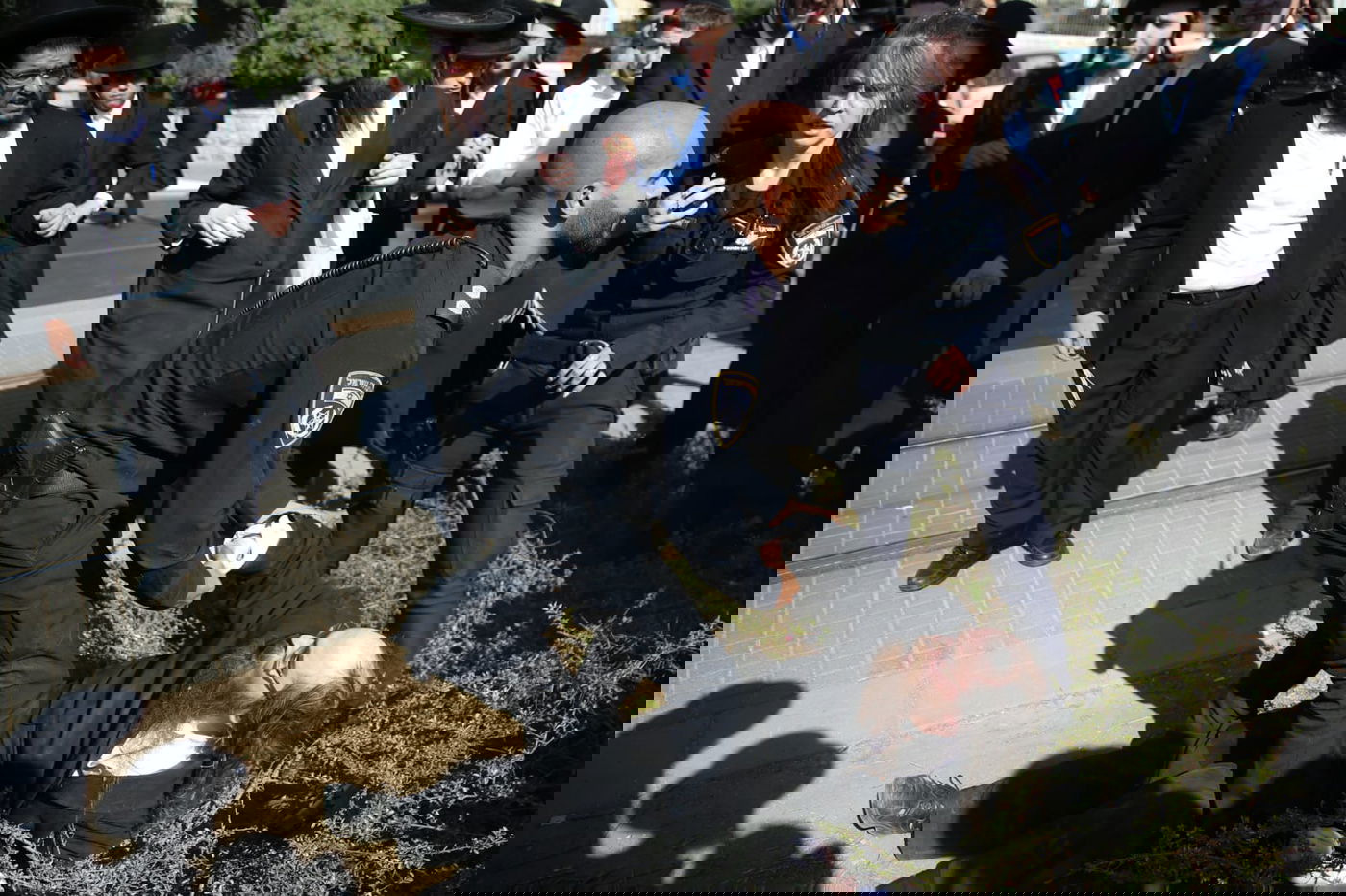 זקני ירושלים צעדו בתוך כלובי ברזל; הצעירים חסמו כבישים