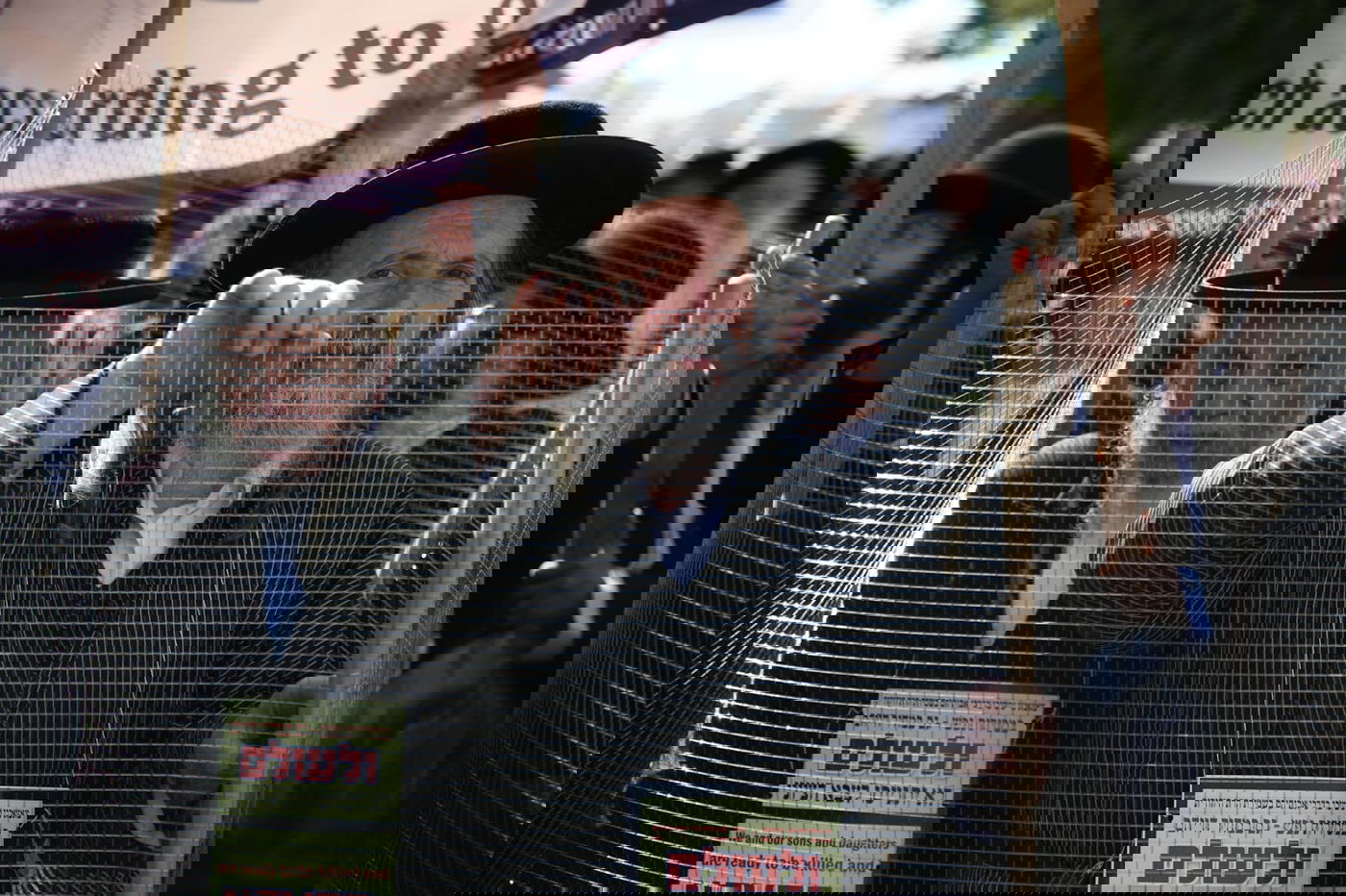 זקני ירושלים צעדו בתוך כלובי ברזל; הצעירים חסמו כבישים