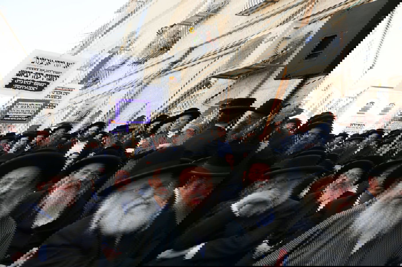 זקני ירושלים צעדו בתוך כלובי ברזל; הצעירים חסמו כבישים