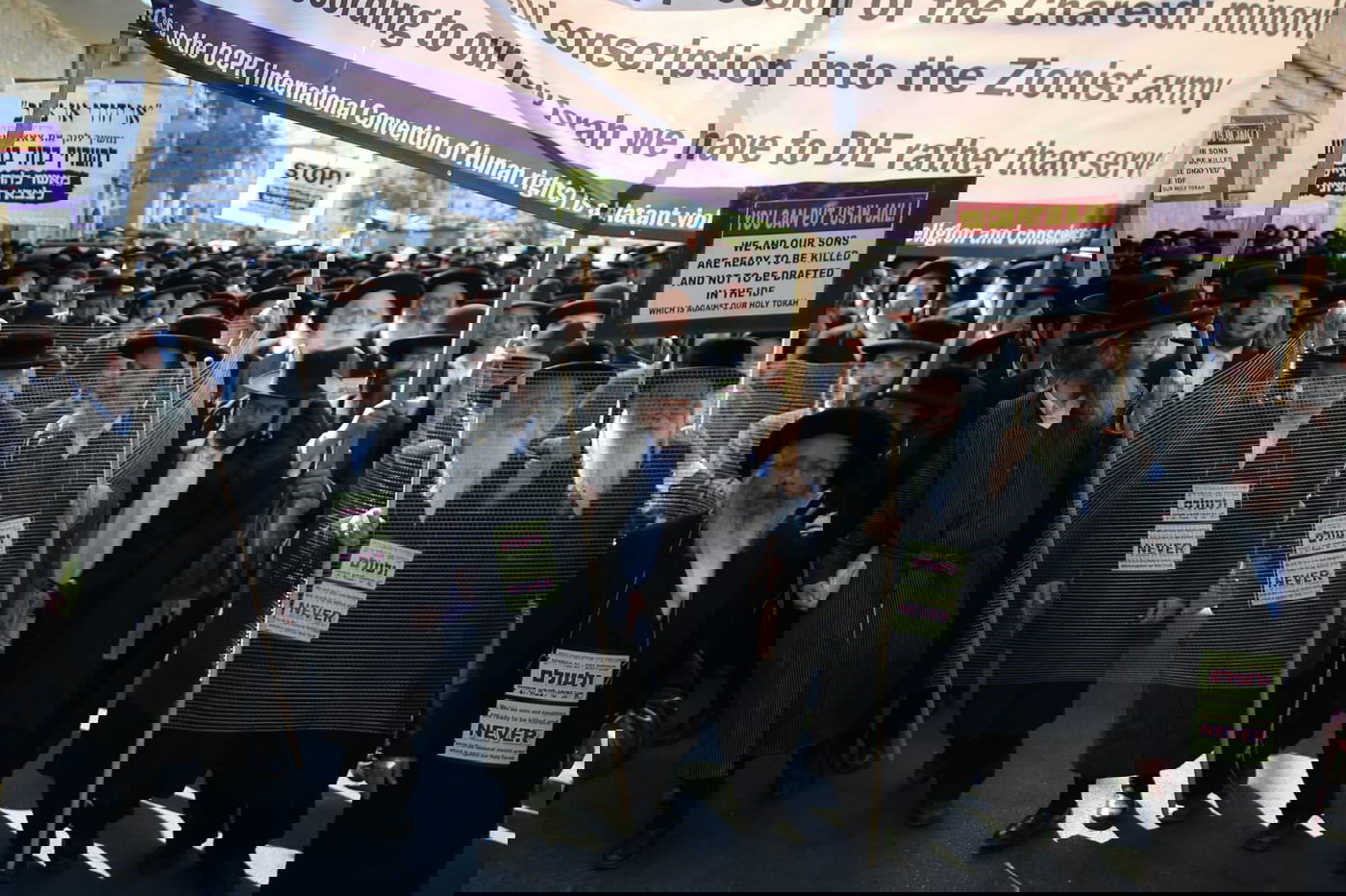 זקני ירושלים צעדו בתוך כלובי ברזל; הצעירים חסמו כבישים