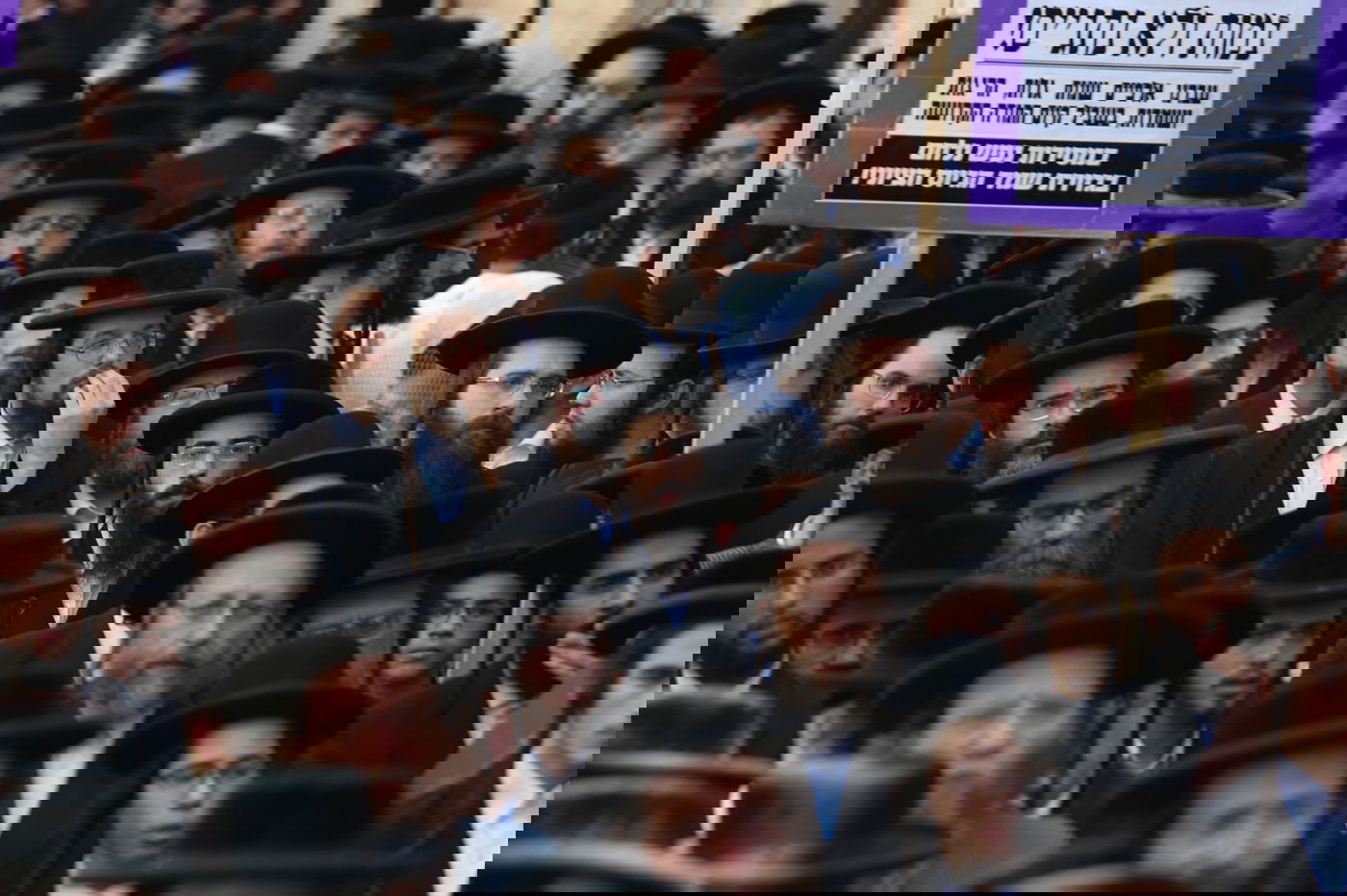 זקני ירושלים צעדו בתוך כלובי ברזל; הצעירים חסמו כבישים