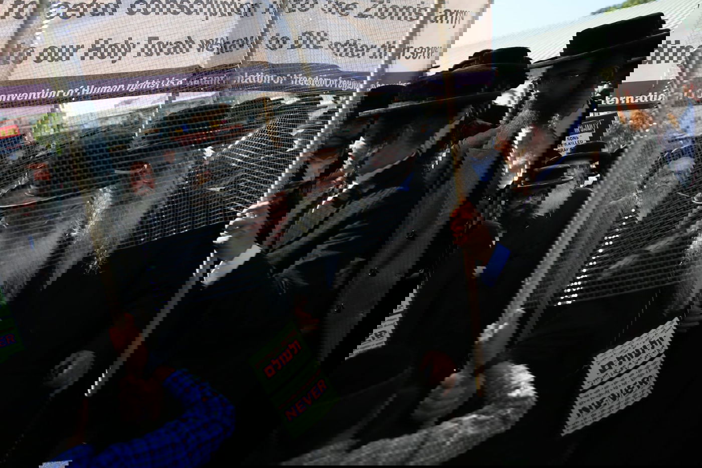 זקני ירושלים צעדו בתוך כלובי ברזל; הצעירים חסמו כבישים