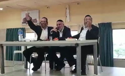 צפו: הרב מרדכי בלוי מסביר לבחורים מה זה 'לייקים'