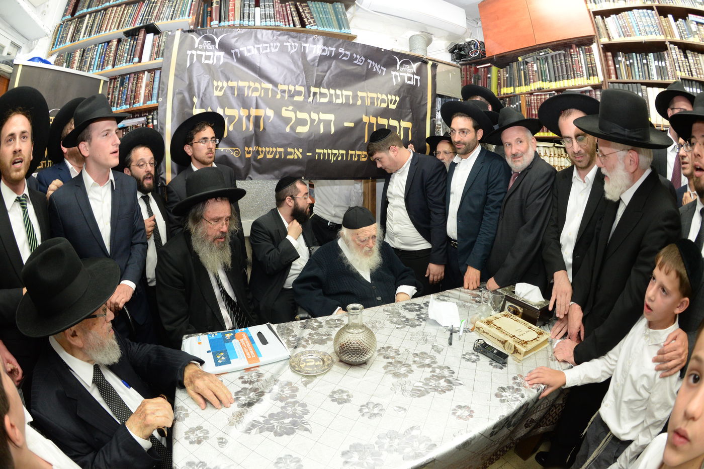 פ"ת: בוגרי 'חברון' חוגגים חנוכת בית מדרש חדש