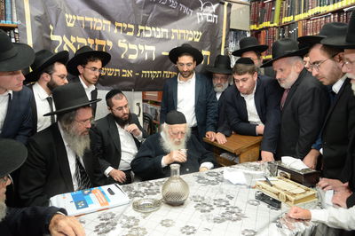 המתפללים בשירה בחדרו של מרן הגר"ח קנייבסקי