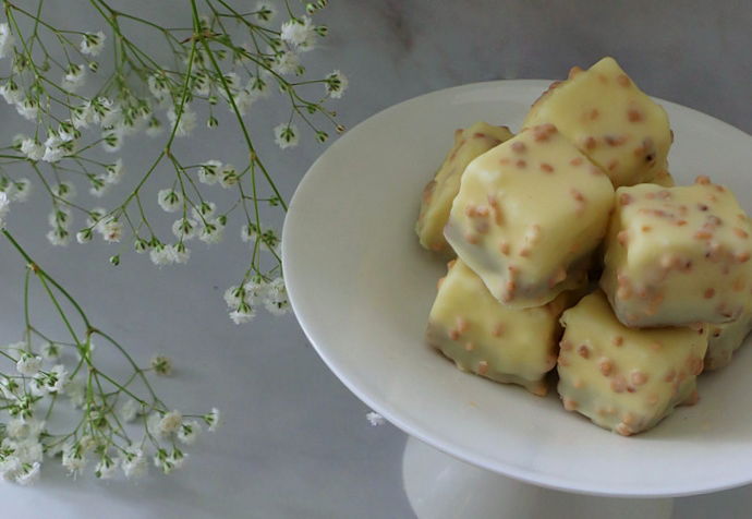 ריבועי עוגת גבינה בציפוי שוקולד לבן