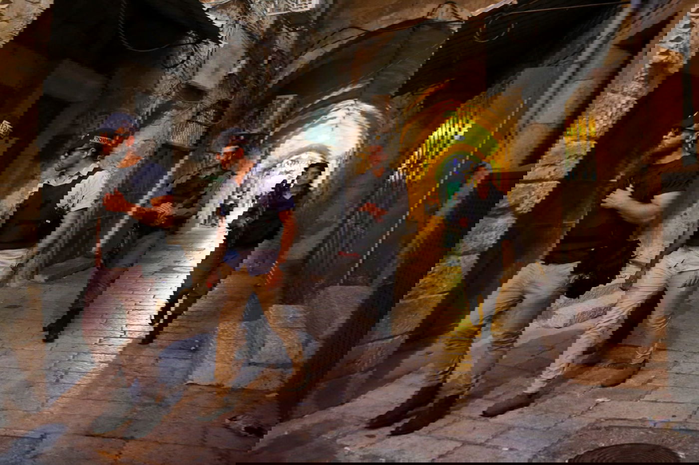 הפיגוע בירושלים: כך המחבלים התנפלו על השוטר, דקרו - ונוטרלו