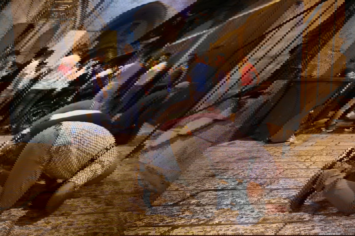 הפיגוע בירושלים: כך המחבלים התנפלו על השוטר, דקרו - ונוטרלו