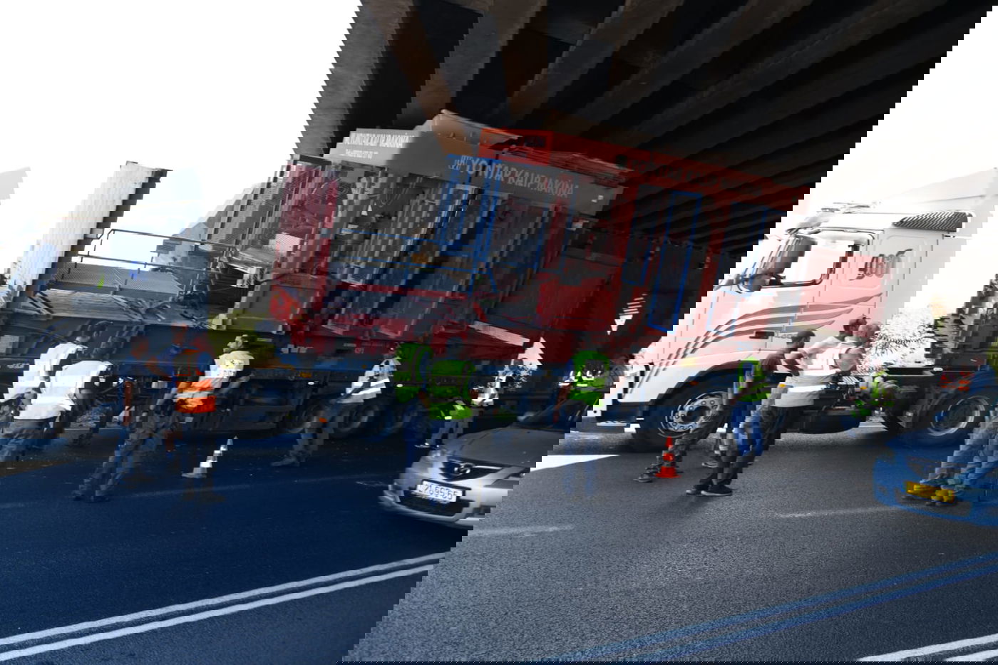 משאית נתקעה בגשר וגרמה לעומסי תנועה • צפו