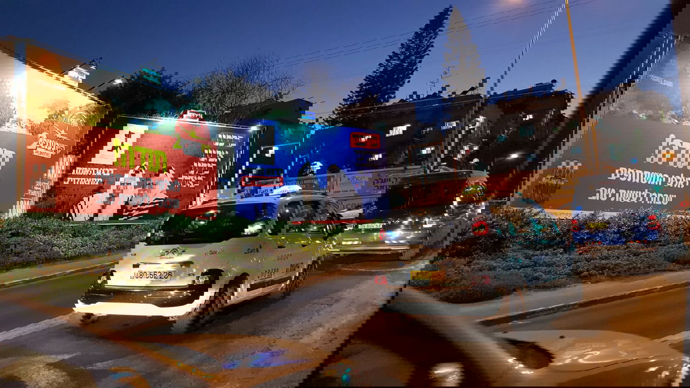 תופעה: מטפסים ומנשקים את תמונת מרן הגר"ח קנייבסקי