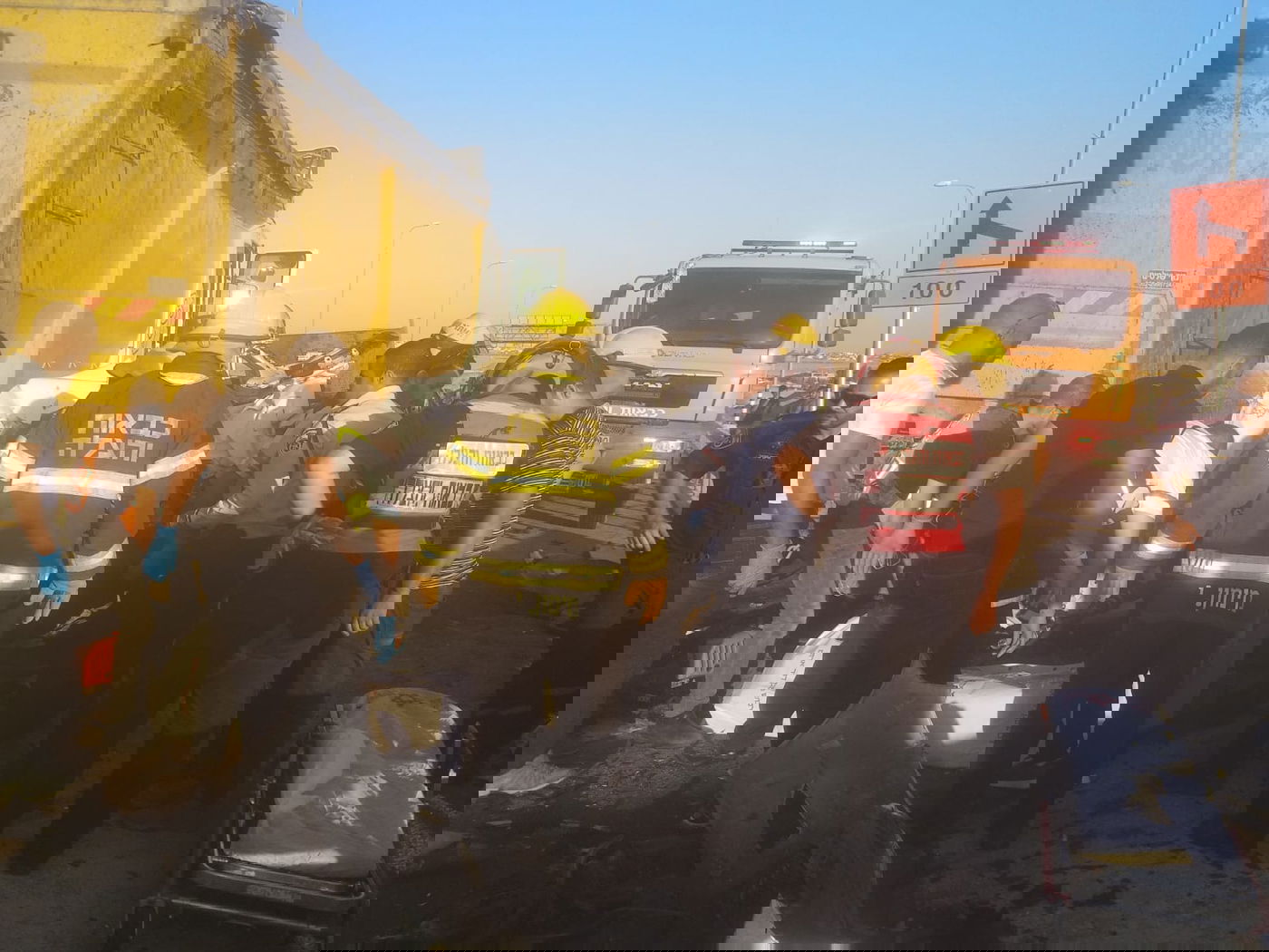 הרוג ותשעה פצועים בהתנגשות משאית ו-3 כלי רכב