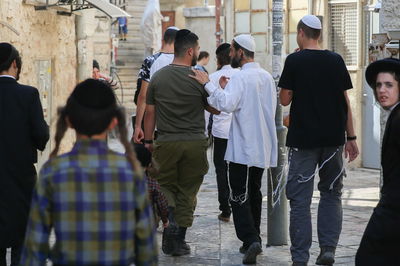 החייל מותקף