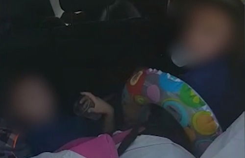 אם חרדית נתפסה מסתירה את ילדיה בתא המטען • צפו