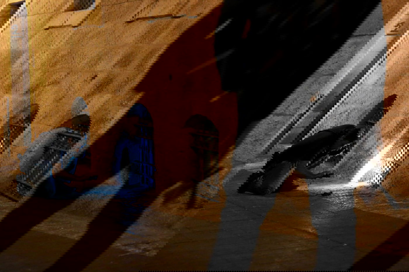 הסכסוך בין מדביקי המודעות גולש לאלימות