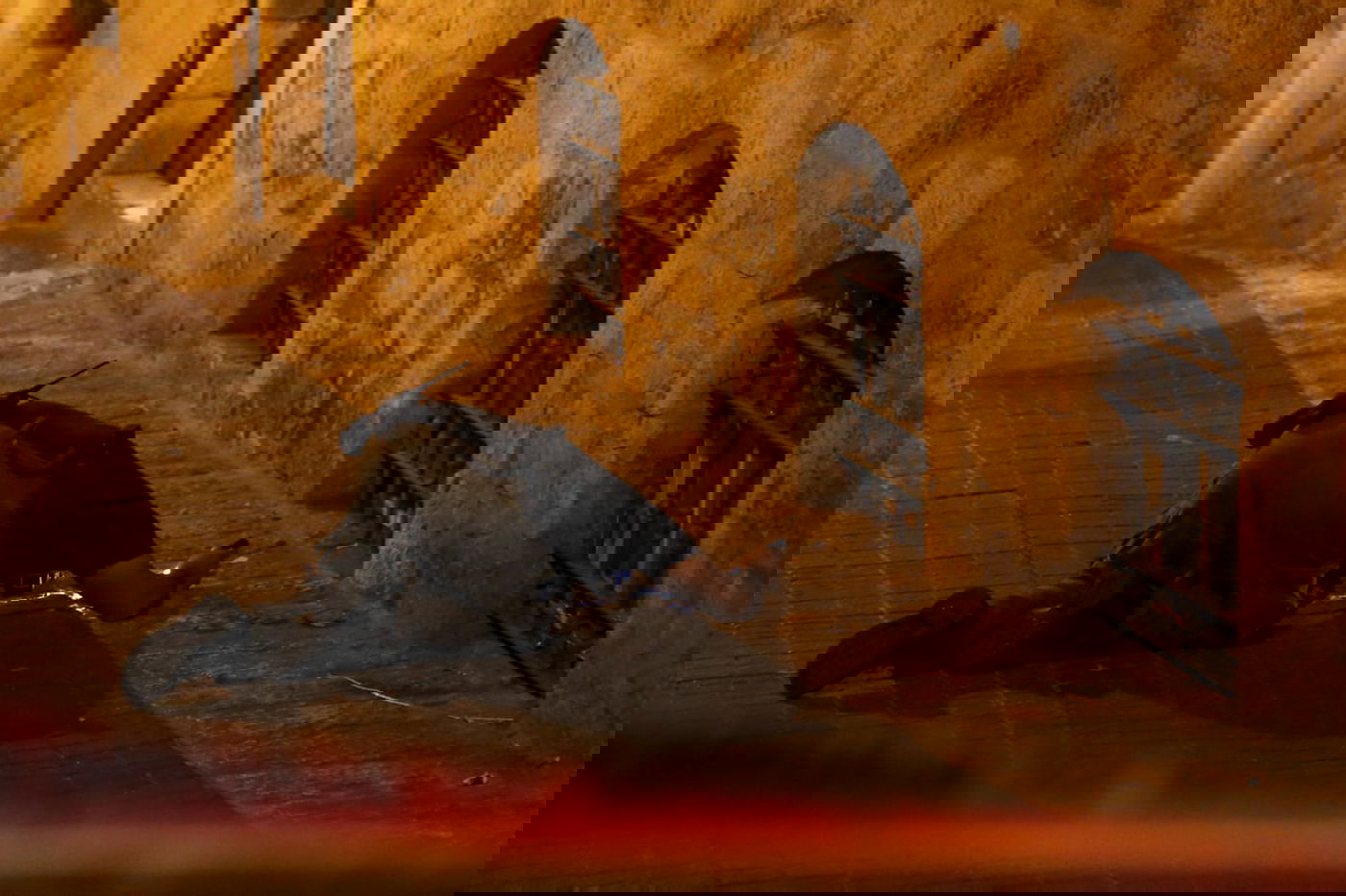 הסכסוך בין מדביקי המודעות גולש לאלימות