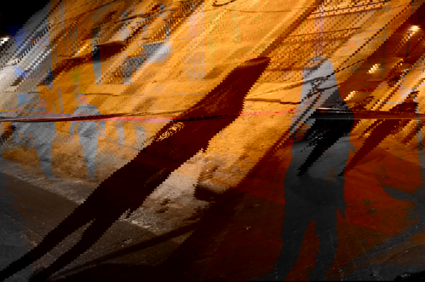 הסכסוך בין מדביקי המודעות גולש לאלימות