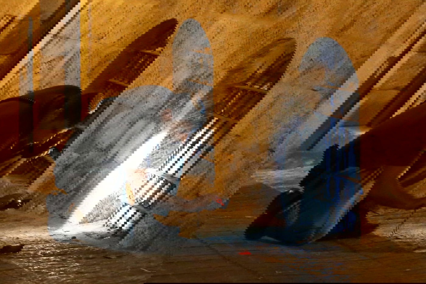 הסכסוך בין מדביקי המודעות גולש לאלימות