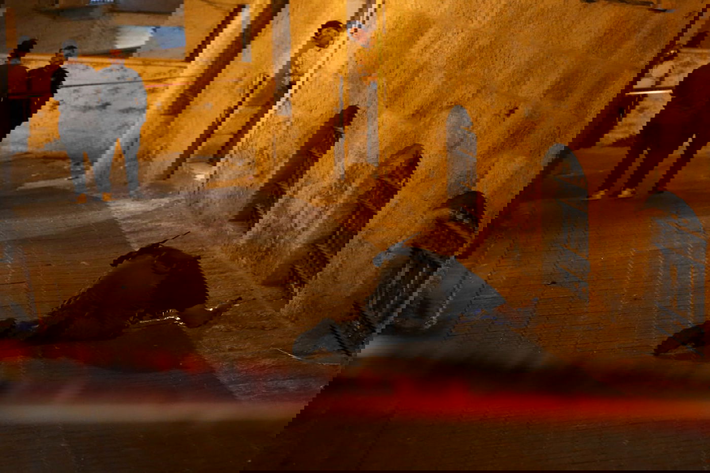 הסכסוך בין מדביקי המודעות גולש לאלימות