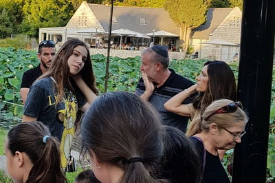 הבילוי של אביחי מנדלבליט בבין הזמנים • צפו