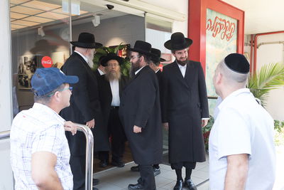 "כאן בקוקה-קולה שמחים בהידורים ובהלכות"