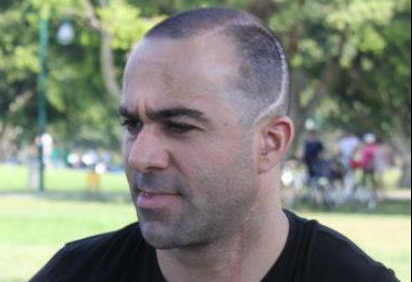 רותם לנגר והצלקת בראשו מהניתוחים