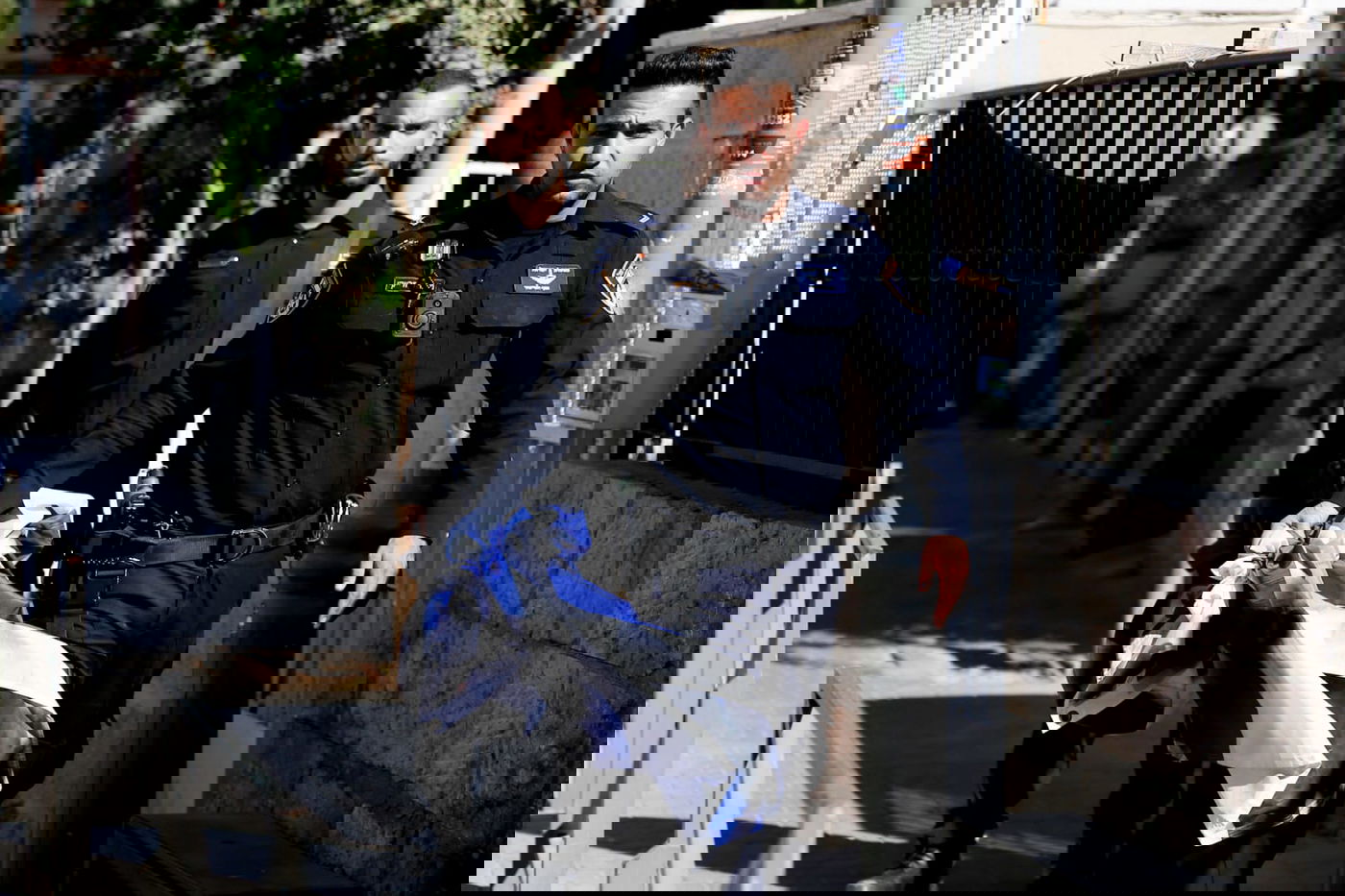 שוטרים קפצו מהמרפסת של השכן והסירו דגלים מרוססים