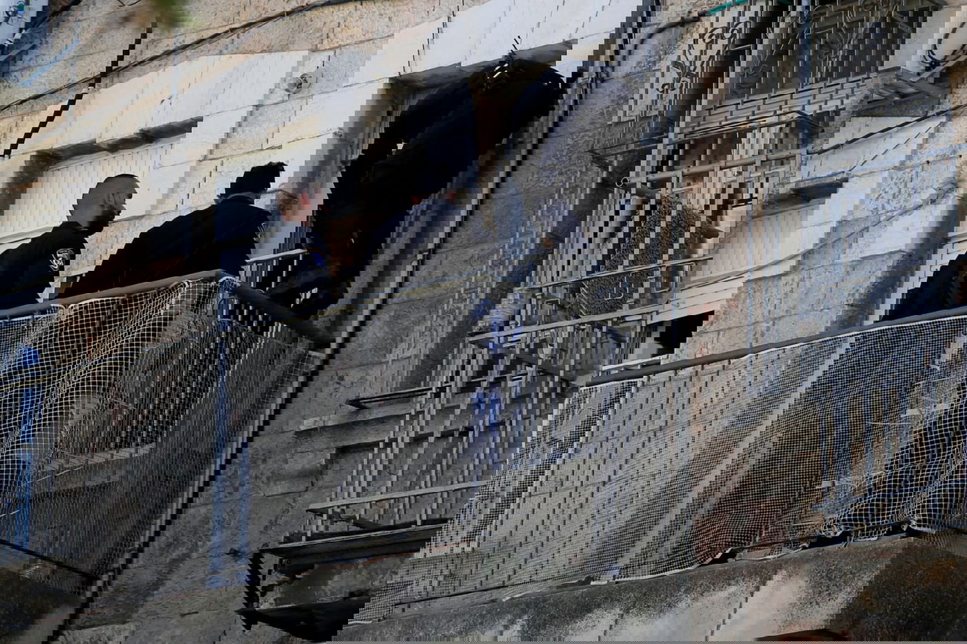 שוטרים קפצו מהמרפסת של השכן והסירו דגלים מרוססים