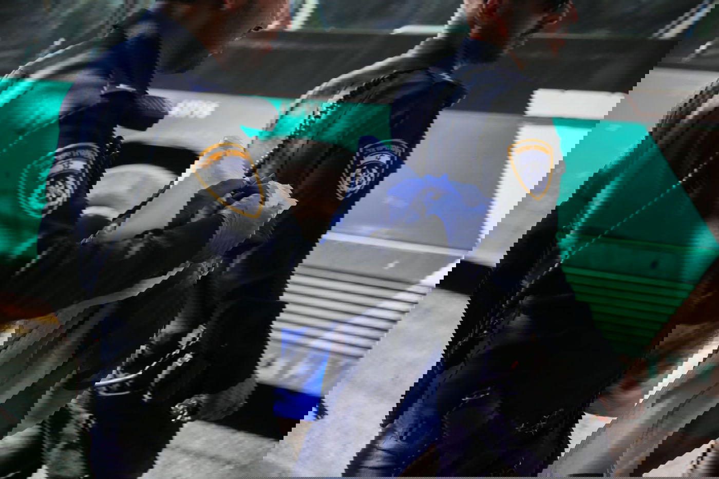 שוטרים קפצו מהמרפסת של השכן והסירו דגלים מרוססים