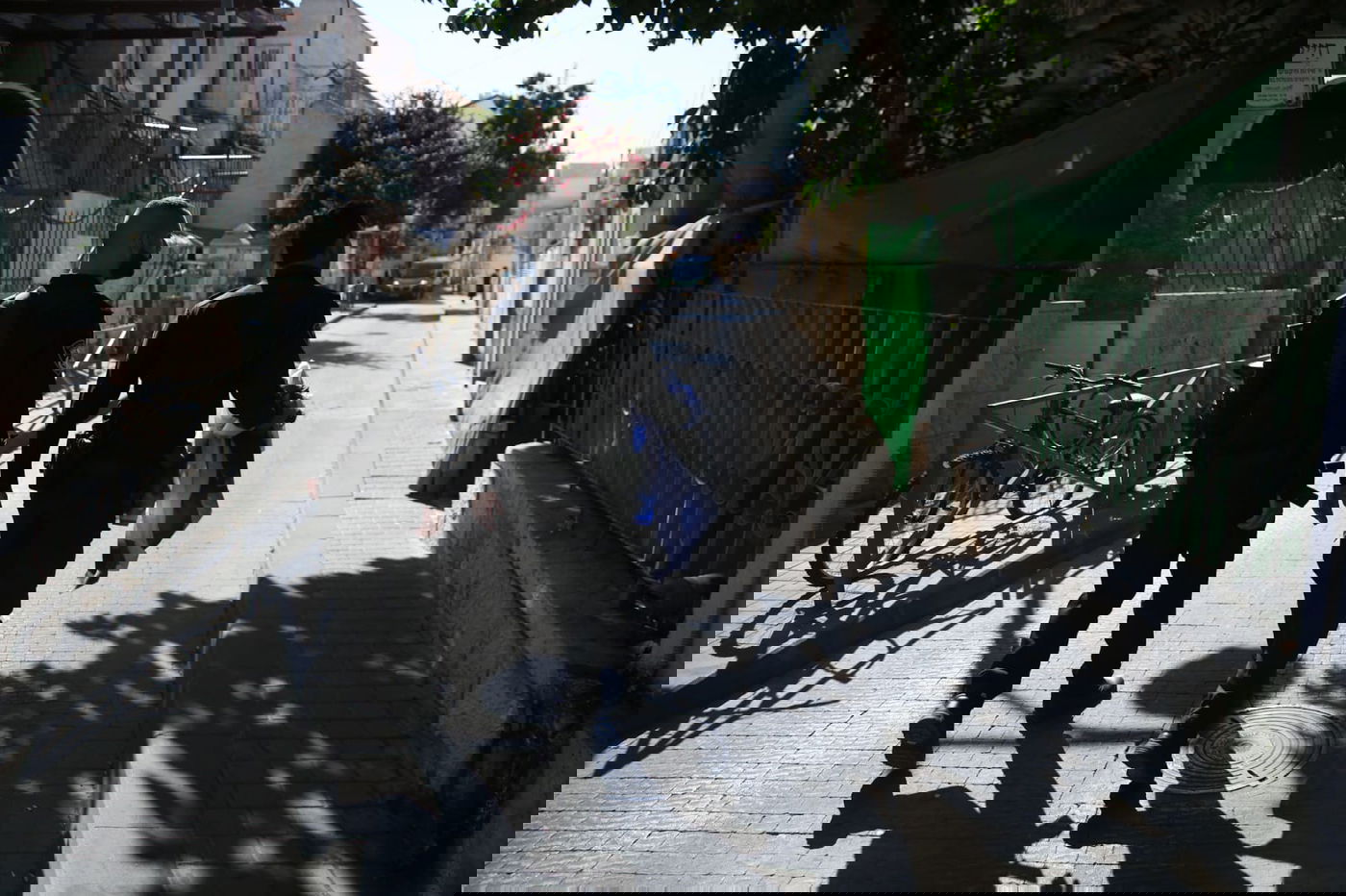 שוטרים קפצו מהמרפסת של השכן והסירו דגלים מרוססים