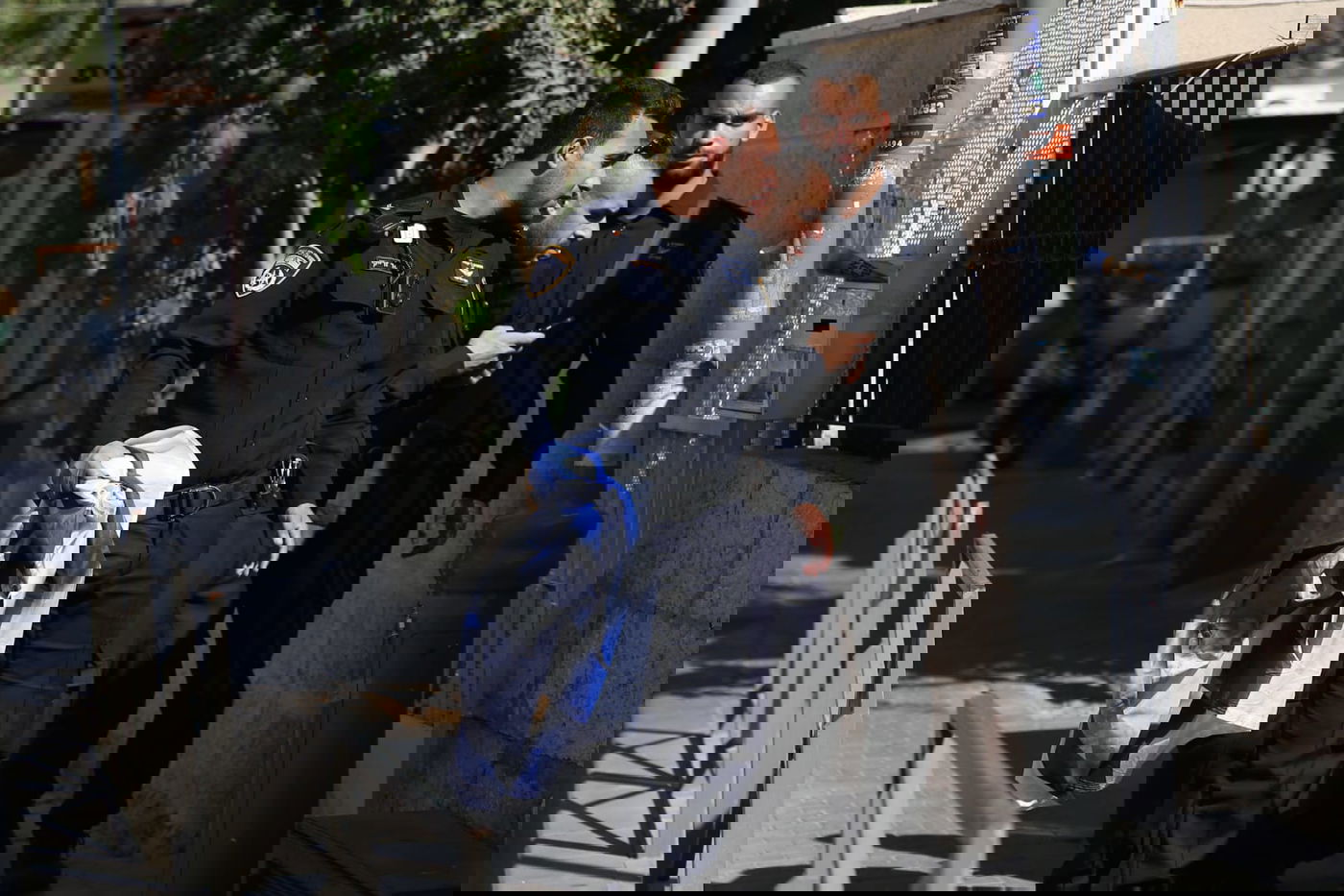 שוטרים קפצו מהמרפסת של השכן והסירו דגלים מרוססים