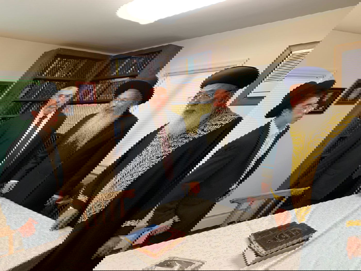 השבחים של הגר"י אולשין על הגר"ש עמאר. צפו בהקדשה